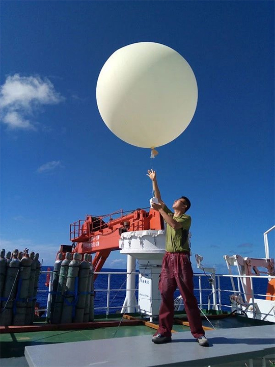 科考人员施放探空气球 图片来源:新气象