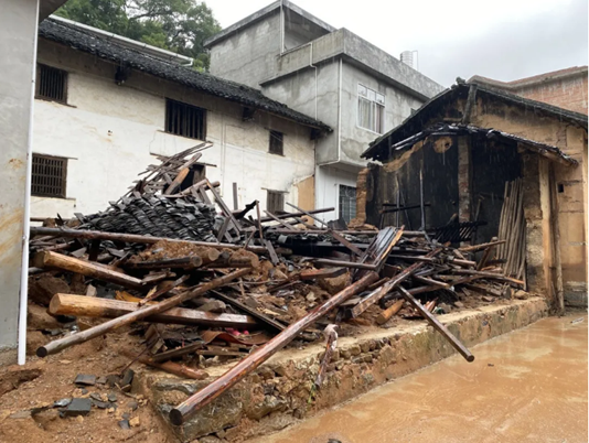 一場範圍廣,強度大,持續時間長的強降雨襲擊廣西荔浦,圖為倒塌的房屋